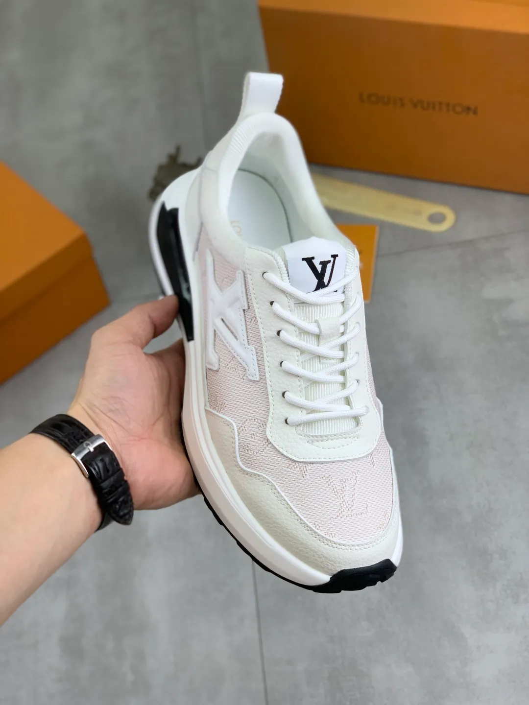Men's shoes 💰P460 💰 [New model] 🆘 The latest model from LV official website 🎁 Casual and fashionable men's shoes 👟 Hot style 💥 Simple and elegant style, exclusive for trendy men. Unique latest brand elements from the official website 👑 Original decoration, fashionable and generous, the fabric is made of original calfskin ➕ Comfortable and breathable mesh lining ➕ Pigskin lining ✅The official website specifies wear-resistant casual outsole, the classic model is taken in real life🎬Color: 3️⃣colors available😍Number of codes: 38-44 (45 46 customized)